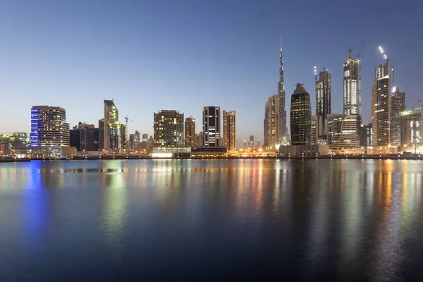 Dubai business bay på natten — Stockfoto