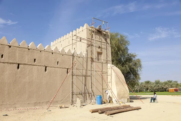 Реставрационные работы на форте Аль-Джахили в Аль-Аине — стоковое фото