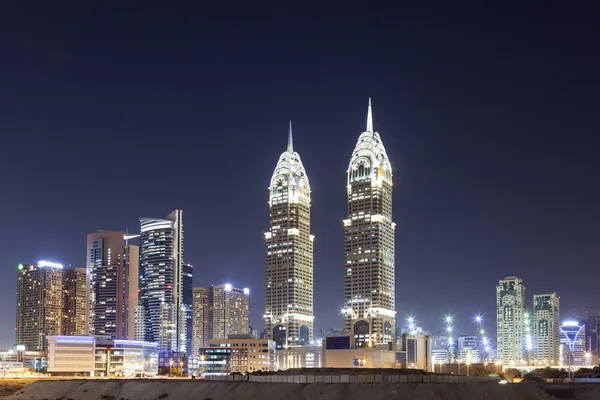 Dubai internet city bei Nacht — Stockfoto