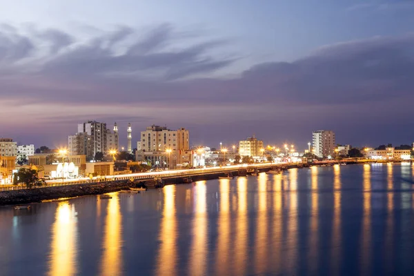Corniche in ras al khaimah in der Abenddämmerung — Stockfoto