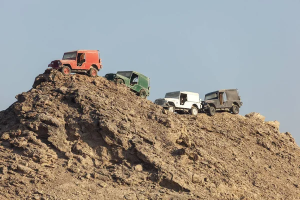 Coloridos coches todoterreno en la cima de una montaña — Foto de Stock