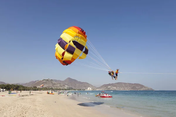 Parasailen op het strand in Khor Fakkan, Verenigde Arabische Emiraten — Stockfoto