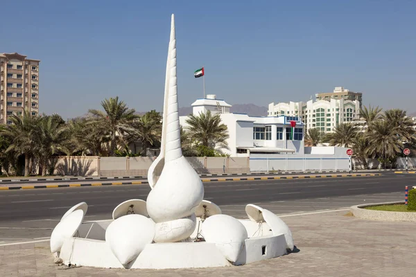 Statue an der Promenade in fujairah, uae — Stockfoto