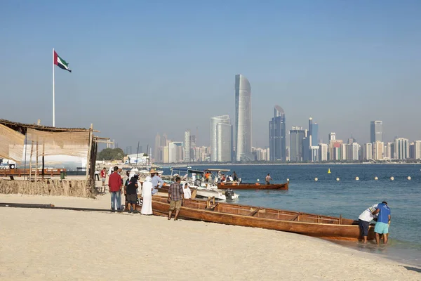 Traditionella båtar i Abu Dhabi, Förenade Arabemiraten — Stockfoto