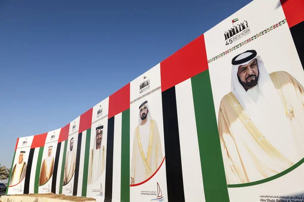 Panneau d'affichage avec des portraits Cheikh à Abu Dhabi — Photo