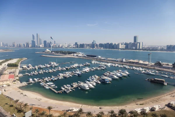Марина в Абу-Даби, ОАЭ — стоковое фото