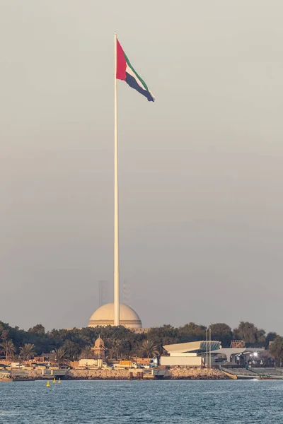 Asta de la bandera en Abu Dhabi, Emiratos Árabes Unidos — Foto de Stock