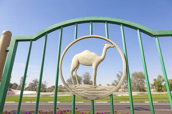 Figura de camelo em uma cerca — Fotografia de Stock