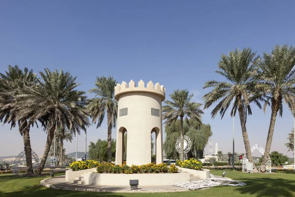 Tower in a roundabout in Liwa Oasis — Stock Photo, Image