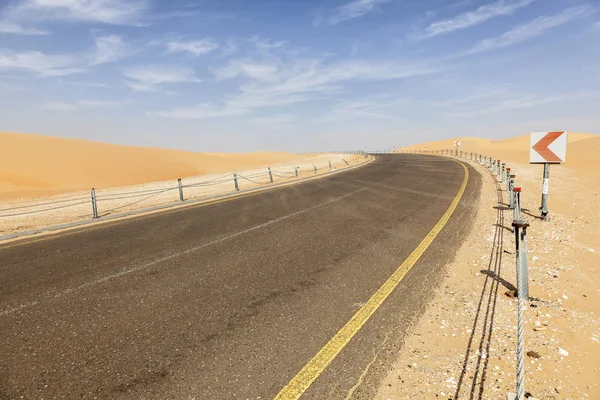Strada attraverso il deserto — Foto Stock