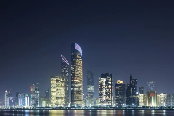 Skyline de Abu Dhabi à noite — Fotografia de Stock