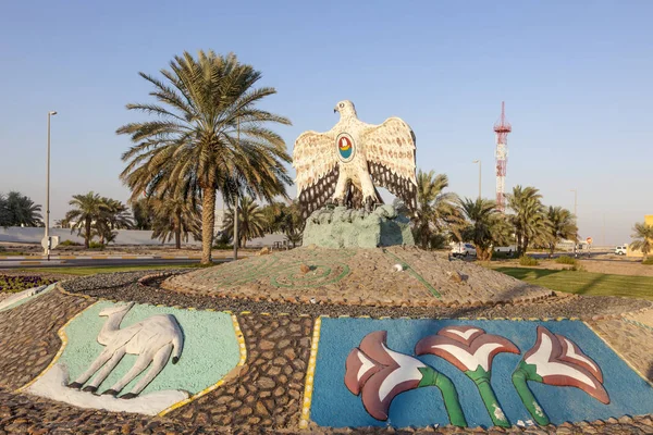 Monumento al halcón en Madinat Zayed, Emiratos Árabes Unidos — Foto de Stock