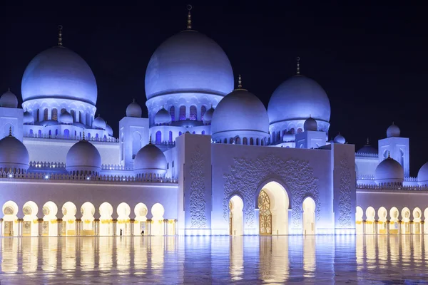 Grande Mesquita em Abu Dhabi, Emirados Árabes Unidos — Fotografia de Stock