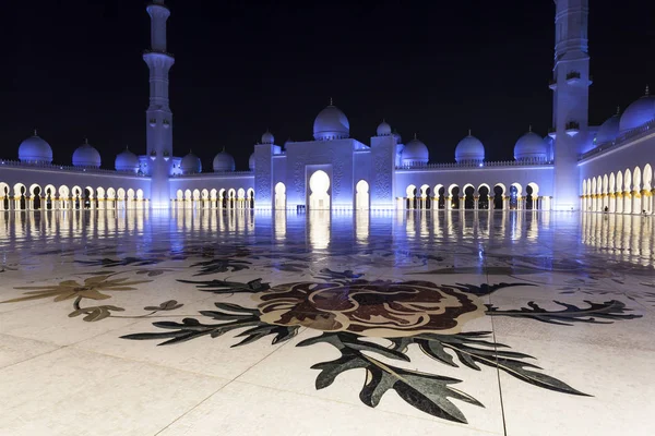 Grand Mosque in Abu Dhabi at night — Stock Photo, Image