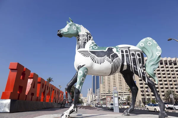 Paard standbeeld door Dubai Creek — Stockfoto