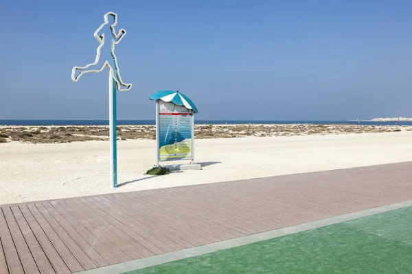 Lopende lijn op het strand in Dubai — Stockfoto