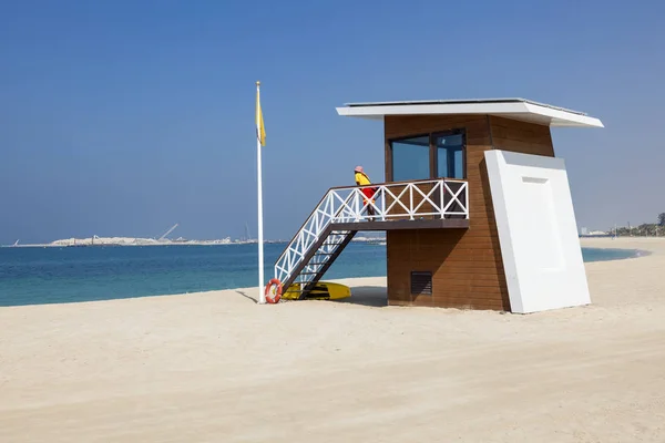 Estação de salva-vidas na praia em Dubai — Fotografia de Stock