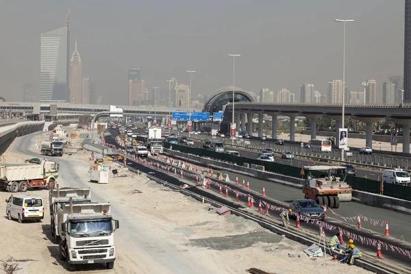 Výstavba na sheikh zayed road v Dubaji — Stock fotografie
