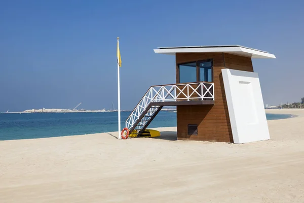 Lifeguard station på stranden i Dubai — Stockfoto