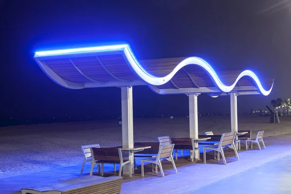 长凳在迪拜的海滩上 — 图库照片