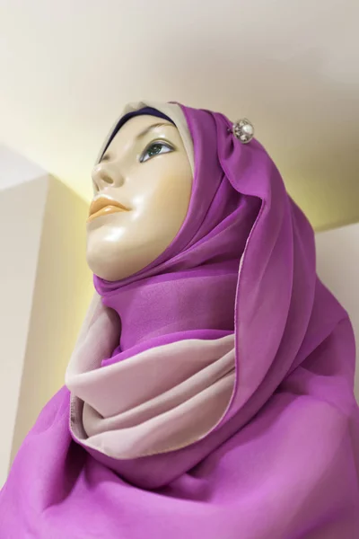 Schaufensterpuppe einer arabischen Frau im Hijab — Stockfoto
