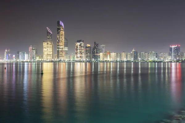 Skyline Abu Dhabi w nocy — Zdjęcie stockowe