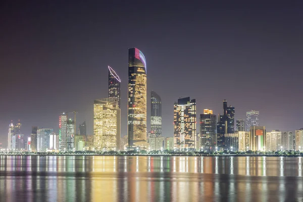 Skyline of Abu Dhabi at night — Stock Photo, Image
