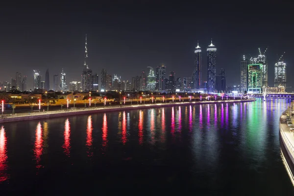 Dubai Water aquaduct nachts — Stockfoto