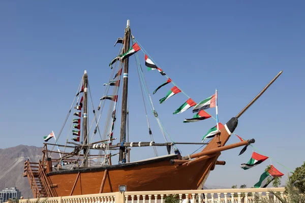 Velho navio em Khor Fakkan, Emirados Árabes Unidos — Fotografia de Stock