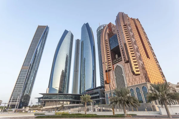 De Etihad Towers in Abu Dhabi, Verenigde Arabische Emiraten — Stockfoto