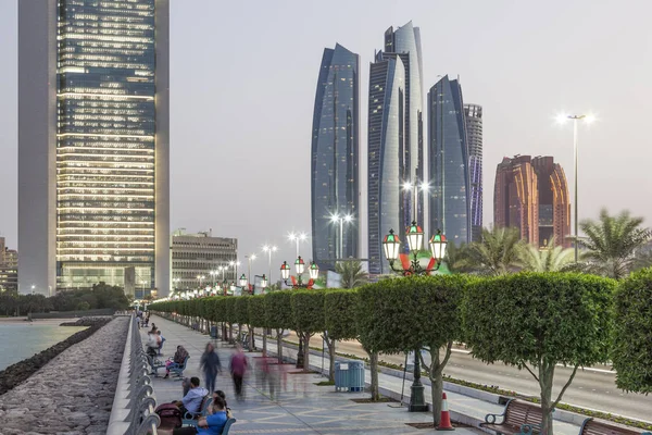 Abu dhabi corniche bei Nacht — Stockfoto