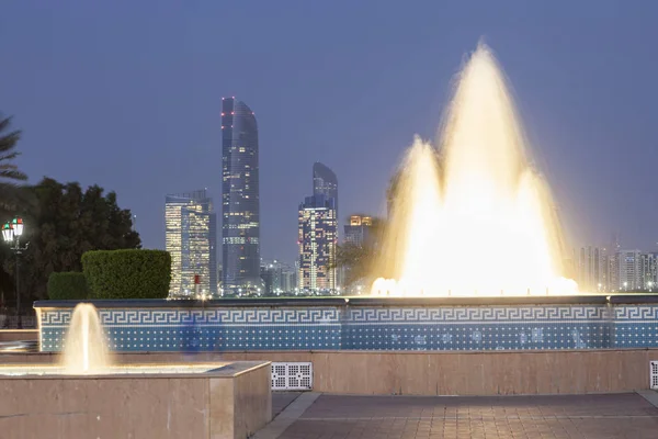 在阿布扎比，阿联酋的喷泉 — 图库照片