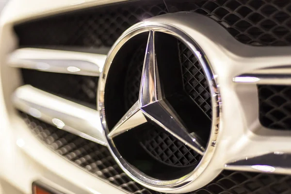 Mercedes Benz logotyp på en bil — Stockfoto