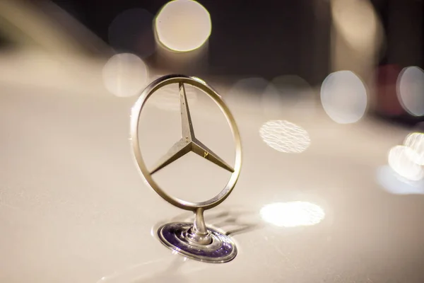 Mercedes Benz estrela em um carro — Fotografia de Stock