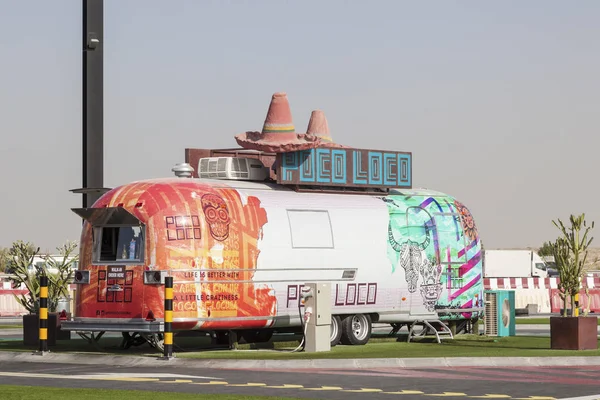 마시고 놀자-두바이에 멕시코 음식 트럭 — 스톡 사진