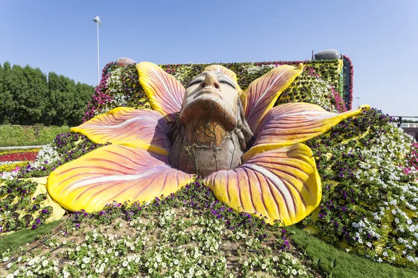 Kvinnliga ansikte skulptur på Miracle Garden i Dubai — Stockfoto