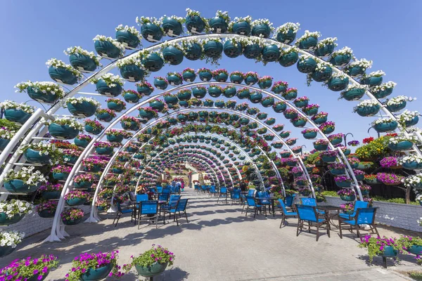 Archway gjorda av blommor på Miracle Garden i Dubai — Stockfoto