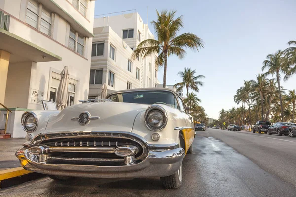 Coche Vintage en Ocean Drive, Miami — Foto de Stock
