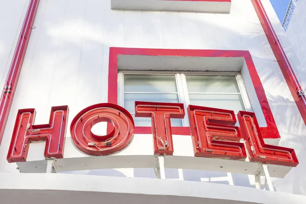 Röd hotel tecken — Stockfoto