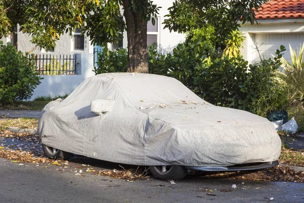 Auto sotto una copertura auto — Foto Stock