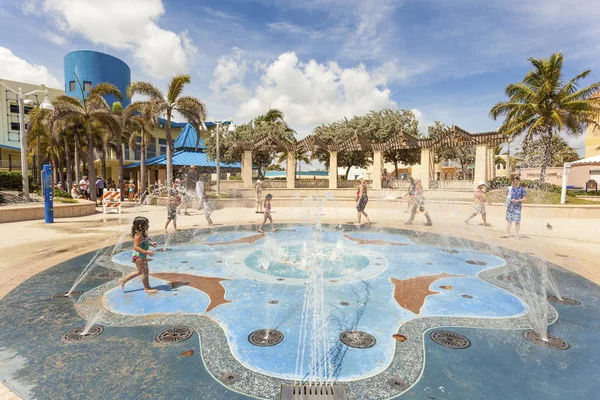 喷泉在好莱坞海滩，佛罗里达州 — 图库照片