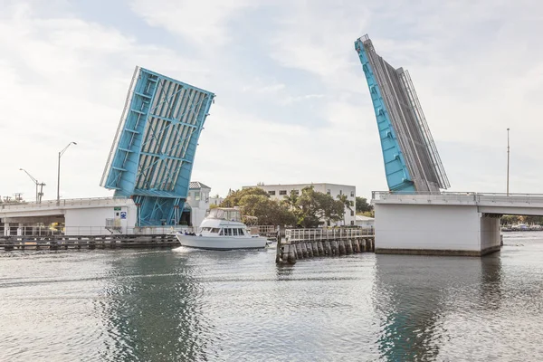 コバンアジ浜、フロリダにオープン跳ね橋 — ストック写真