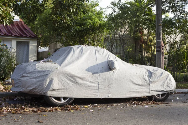 Auto sotto una copertura auto — Foto Stock