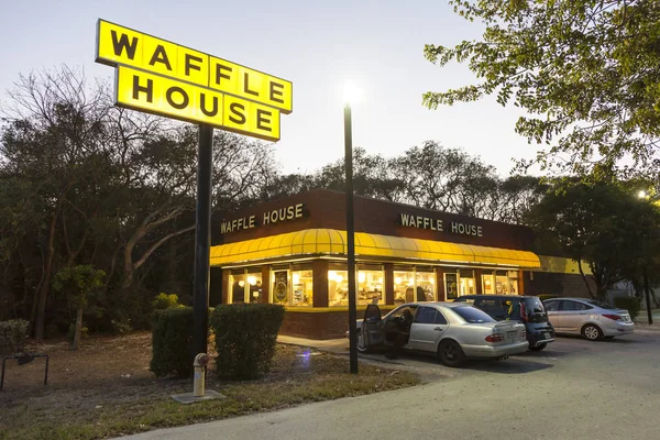 Waffle House restaurant illuminated at dusk — Stock Photo, Image