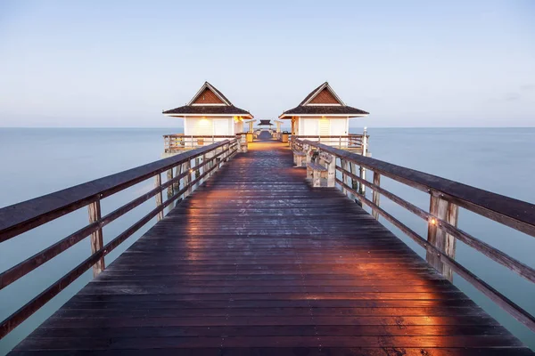 Halászati pier Nápolyban alkonyatkor, Florida — Stock Fotó