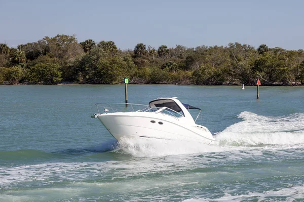 Motorboat na costa de Nápoles, Flórida — Fotografia de Stock