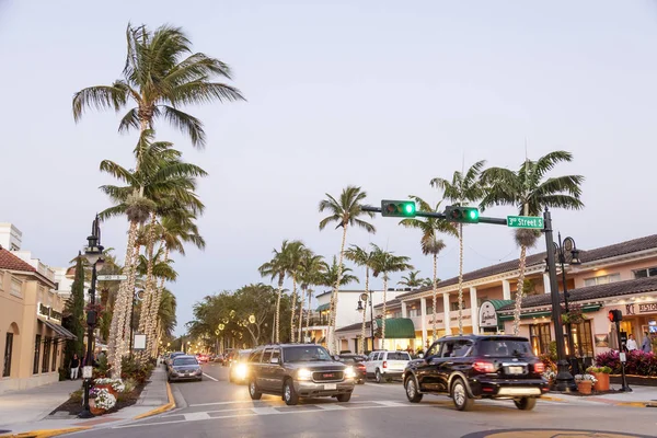 Street in Naples at dusk, Florida — Stock Photo, Image