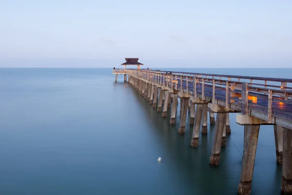 Muelle de pesca en Nápoles al atardecer, Florida — Foto de Stock