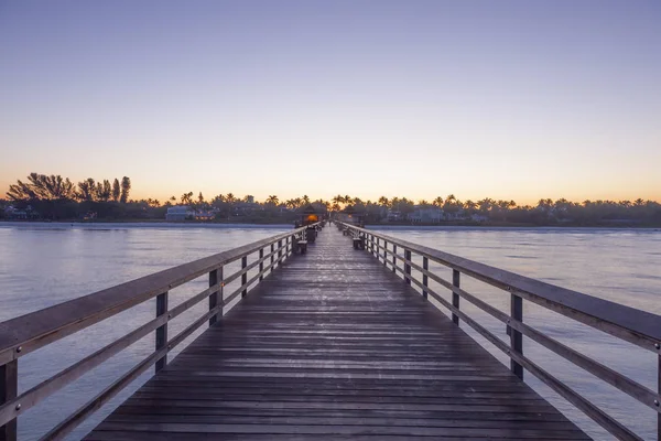 Muelle de pesca en Nápoles al amanecer, Florida —  Fotos de Stock