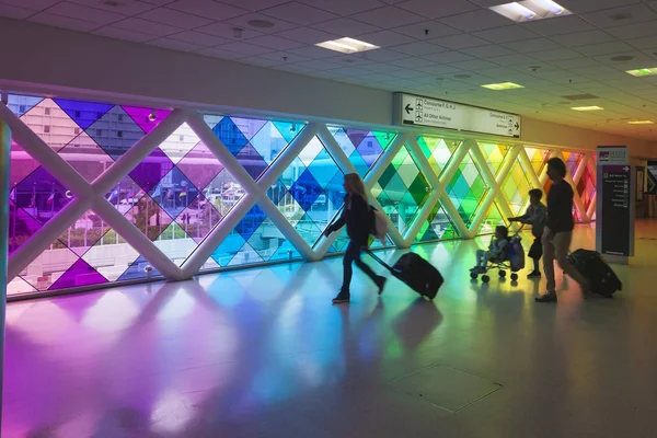 Janela colorida no Aeroporto Internacional de Miami — Fotografia de Stock